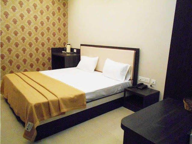 Hotel Janki International By Keymagics Varanasi Bagian luar foto